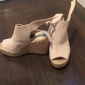 Never worn Kenneth Cole espadrille nude wedges